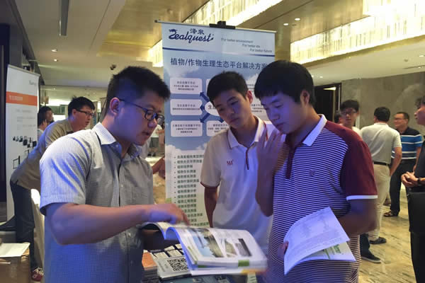 2060810_泽泉展台接待客户.jpg